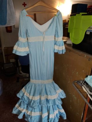 Traje de flamenca azul con volantes