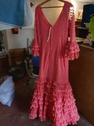 Traje Flamenca Talla 46 de plumeti color coral