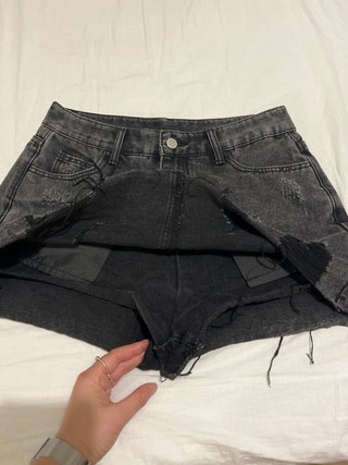 Falda pantalón negra desgastada