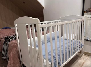 Cuna de madera blanca para bebé