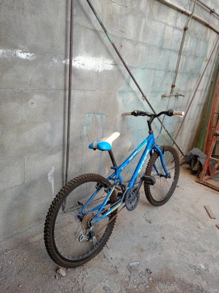 Bicicleta azul para niños