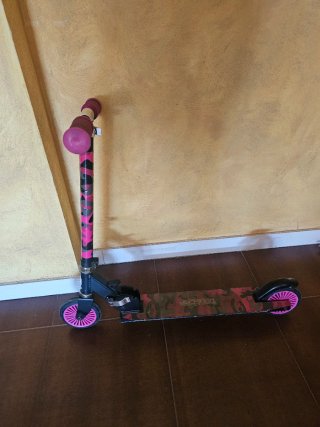 Patinete infantil rosa y negro