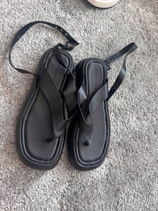 Sandalias Stradivarius negras atan en el tobillo