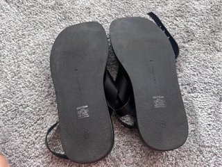 Sandalias Stradivarius negras atan en el tobillo