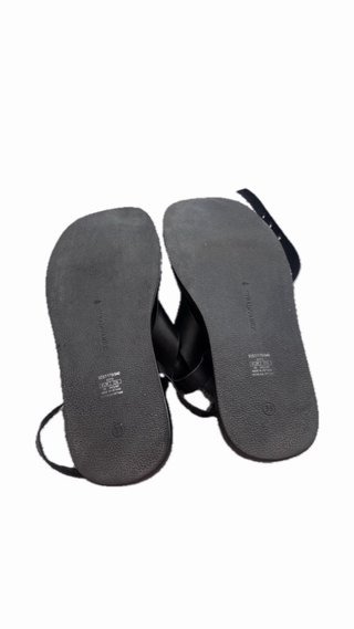Sandalias Stradivarius negras atan en el tobillo
