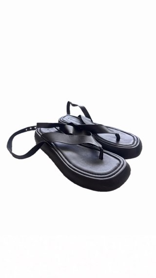 Sandalias Stradivarius negras atan en el tobillo