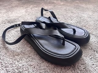 Sandalias Stradivarius negras atan en el tobillo