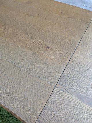Mesa comedor extensible madera canto natural.