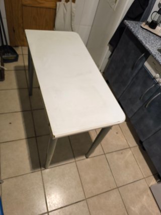 Mesa de cocina blanca y gris