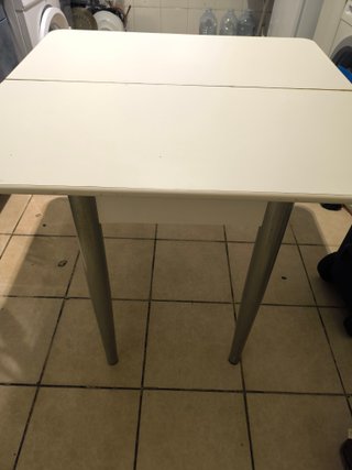 Mesa de cocina blanca y gris