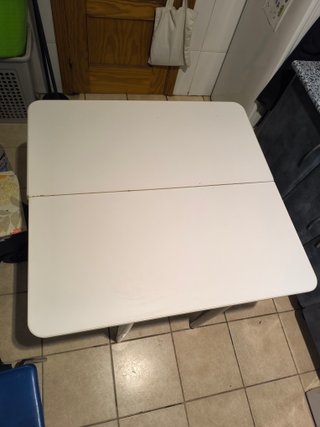 Mesa de cocina blanca y gris