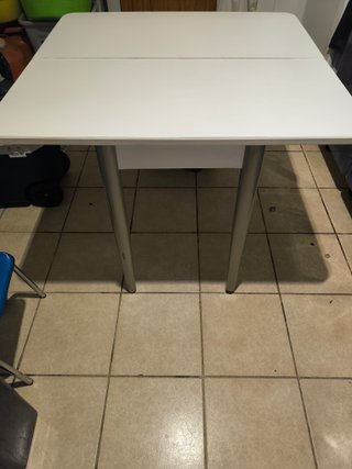 Mesa de cocina blanca y gris