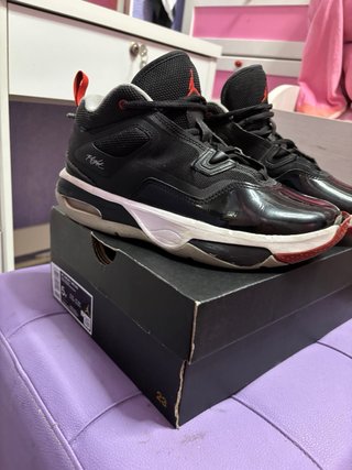 Zapatillas Jordan Negras y Rojas
