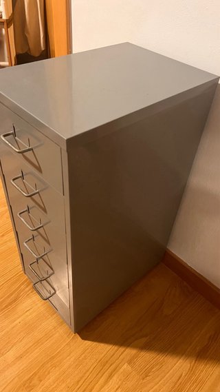 Cajonera metálica gris y roja