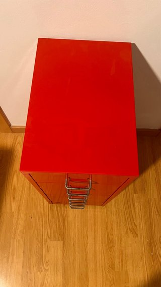 Cajonera metálica gris y roja