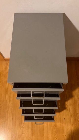 Cajonera metálica gris y roja