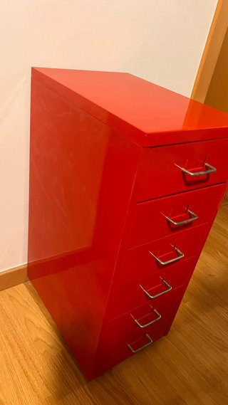 Cajonera metálica gris y roja