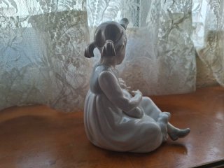Figura Porcelana Niña con Bebé