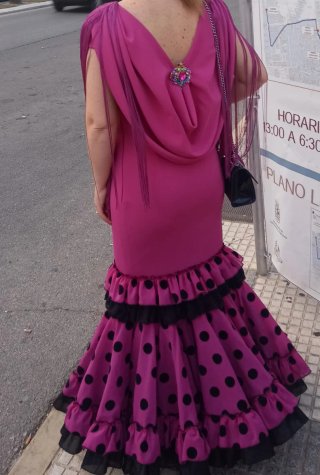 Traje de flamenca rosa con lunares negros