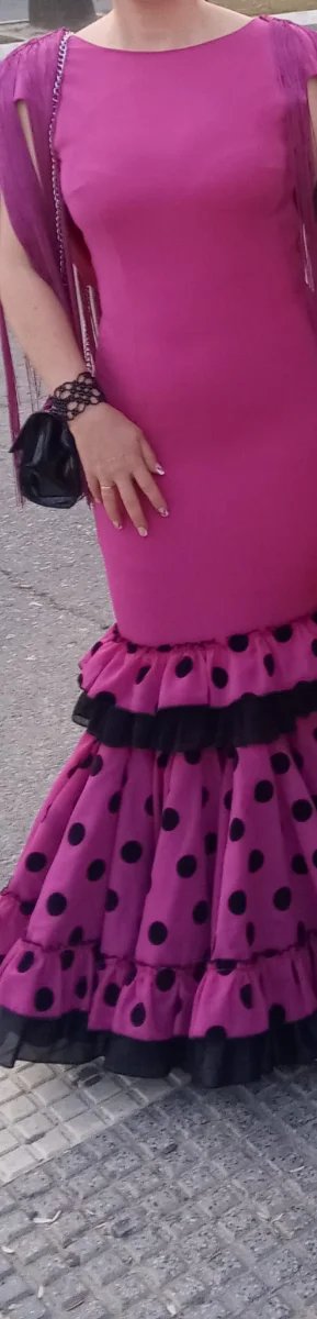 Traje de flamenca rosa con lunares negros