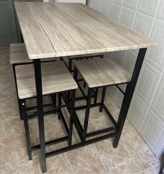Mesa alta y 4 taburetes