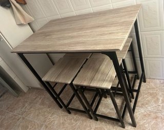Mesa alta y 4 taburetes