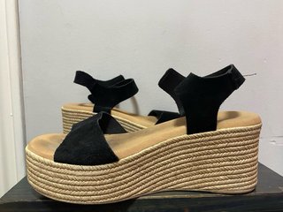 Sandalias negras con plataforma talla 37