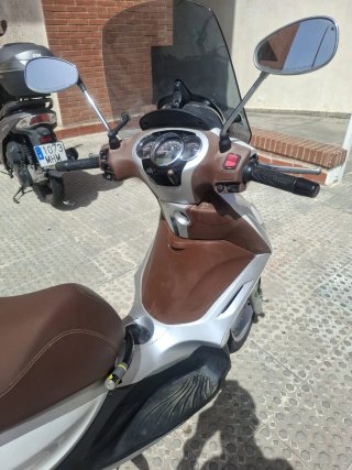 Piaggio Beverly 300 - 2021 en perfecto estado.