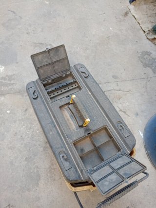 Caja de herramientas negra con ruedas