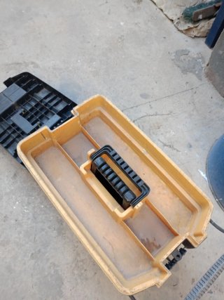 Caja de herramientas negra con ruedas