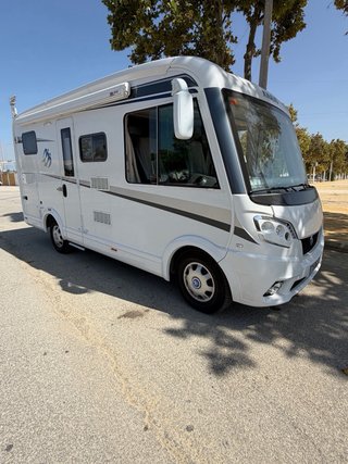 Autocaravana integral pequeña automática y manual.