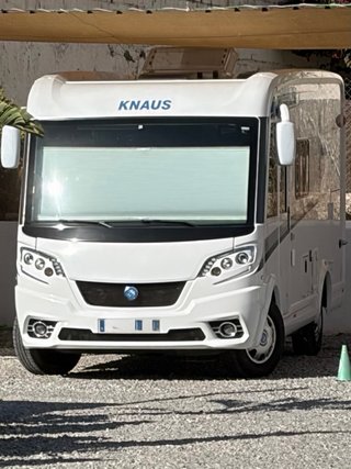Autocaravana integral pequeña automática y manual.