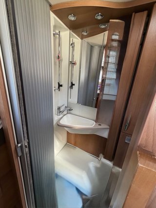 Autocaravana integral pequeña automática y manual.