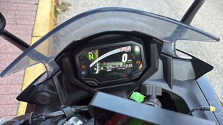Moto Deportiva Verde y Negra