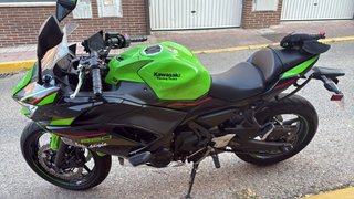 Moto Deportiva Verde y Negra