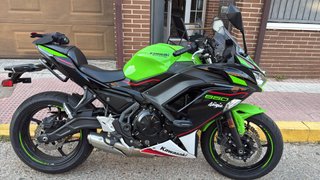 Moto Deportiva Verde y Negra