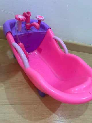Trona de juguete y bañera para muñecas