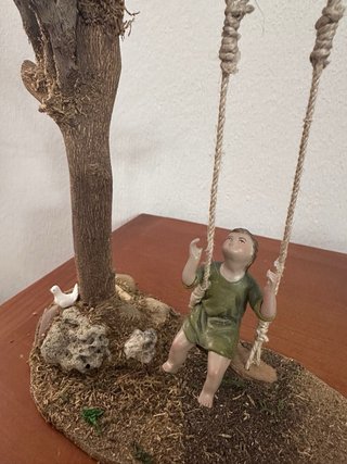 Árbol Belén 34cm con niño en columpio