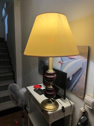 Lámpara de mesa dorada y marrón