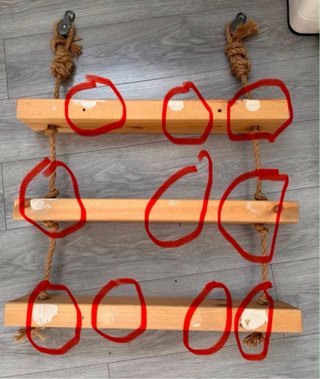 Estantería de madera con cuerda
