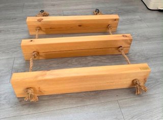 Estantería de madera con cuerda