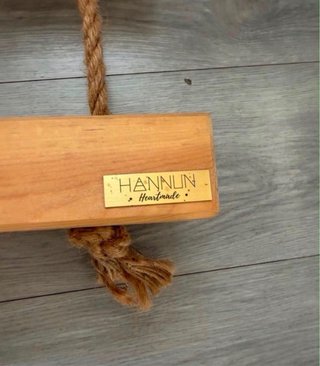 Estantería de madera con cuerda