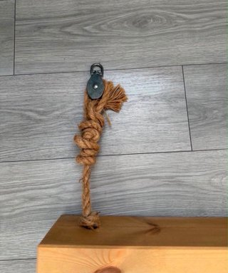 Estantería de madera con cuerda