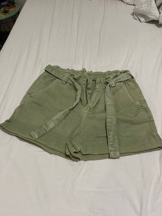 Shorts vaqueros verdes con cinturón