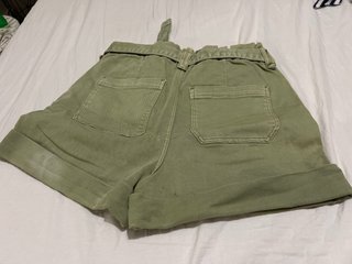 Shorts vaqueros verdes con cinturón