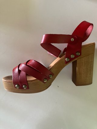 Sandalias de tacón de piel rojas