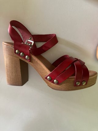 Sandalias de tacón de piel rojas
