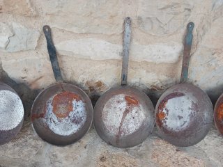 Antiguas sartenes de hierro