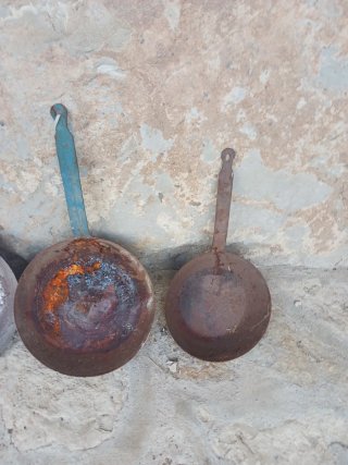 Antiguas sartenes de hierro