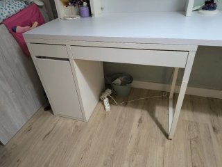 Mesa de estudio blanca